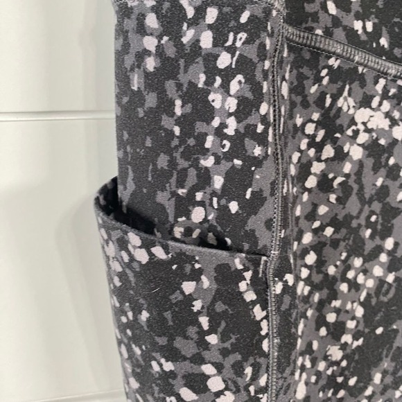 Athleta Womens Camo Salutation 2 Capri Leggings sz L Gray Activewear Athleisure - Picture 5 of 9